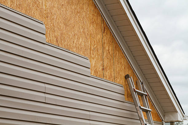 Professional Siding Inspection technician working in Lynbrook, NY